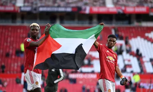 ഓള്‍ഡ് ട്രഫോഡില്‍ ഫലസ്തീന്‍ പതാകയുമായി പോഗ്‍ബ