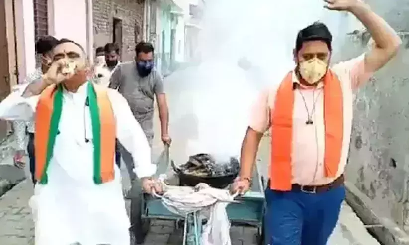 ഗോ കൊറോണ ഗോ: കൊറോണയെ തുരത്താന്‍ ചാണകം പുകയ്ക്കലും ശംഖ് ഊതലുമായി ബിജെപി നേതാവ്