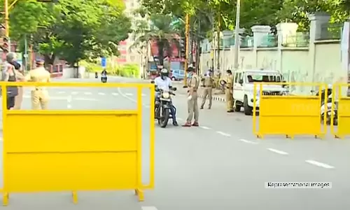 കോവിഡ് രോഗിയെ റോഡിൽ ഇറക്കിവിട്ട് വാഹനം പൊലീസ് പിടിച്ചെടുത്തു