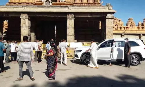 ലോക്ഡൗൺ നിയന്ത്രണങ്ങൾ ലംഘിച്ച് യെദിയൂരപ്പയുടെ മകന്റെ ക്ഷേത്രസന്ദർശനം; വിവാദം പുകയുന്നു