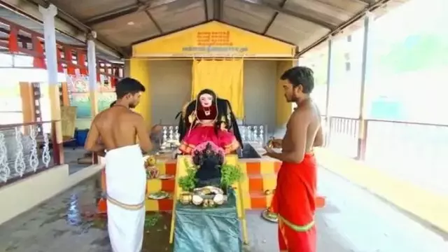 കോവിഡിൽനിന്ന് ജനങ്ങളെ കാക്കാൻ കൊറോണദേവി; തമിഴ്നാട്ടിൽ പുതിയ പ്രതിഷ്ഠയുമായി ക്ഷേത്രം അധികൃതർ കോവിഡിൽനിന്ന് ജനങ്ങളെ കാക്കാൻ കൊറോണദേവി; തമിഴ്നാട്ടിൽ പുതിയ പ്രതിഷ്ഠയുമായി ക്ഷേത്രം അധികൃതർ