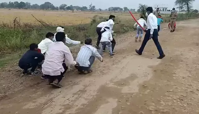 ലോക്ക്ഡൗണ്‍ ലംഘനം; വിവാഹത്തില്‍ പങ്കെടുത്തവരെ തവളച്ചാട്ടം ചെയ്യിച്ച് മധ്യപ്രദേശ് പൊലീസ്- വീഡിയോ