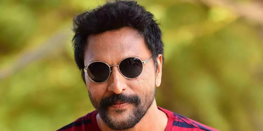 മലയാള താരങ്ങളുടെ ഫോട്ടോയില്‍ പവര്‍ സ്റ്റാറിനെ ഉള്‍പ്പെടുത്തിയില്ലെന്ന് ഒമര്‍ ലുലു; വിലക്കാണോ എന്ന് ബാബു ആന്‍റണി