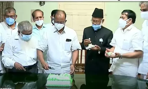 ജന്മദിനത്തില്‍ സത്യപ്രതിജ്ഞ.. കേക്ക് മുറിച്ച് ആഘോഷിച്ച് അഹമ്മദ് ദേവര്‍കോവില്‍