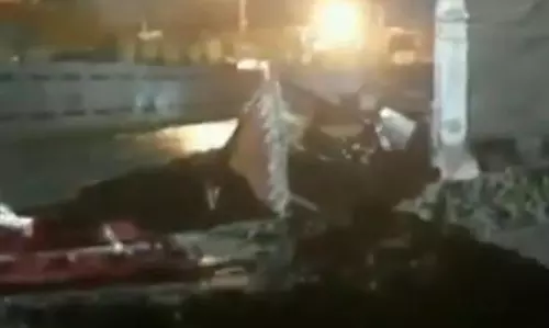 കനത്തമഴയില്‍ നടുറോഡില്‍ ഒരു കുഴി; ആ കുഴിയിലേക്ക് കുത്തനെ വീണ് ട്രക്ക്: വീഡിയോ