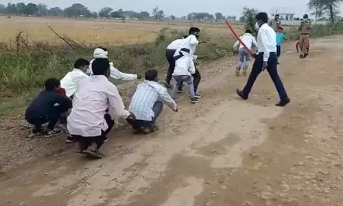 ലോക്ക്ഡൗണ്‍ ലംഘനം; വിവാഹത്തില്‍ പങ്കെടുത്തവരെ തവളച്ചാട്ടം ചെയ്യിച്ച് മധ്യപ്രദേശ് പൊലീസ്- വീഡിയോ