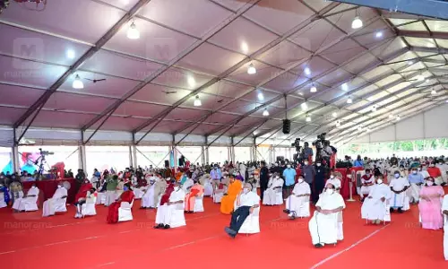 സത്യപ്രതിജ്ഞ നടന്ന പന്തല് ഇനി വാക്സിനേഷന് കേന്ദ്രം സത്യപ്രതിജ്ഞ നടന്ന പന്തല് ഇനി വാക്സിനേഷന് കേന്ദ്രം