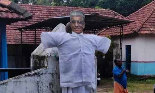 നേതൃത്വത്തിലിരുന്ന് രാഷ്ട്രീയം കളിക്കുന്നു: സുകുമാരന് നായരുടെ കോലം കത്തിച്ച് എന്എസ്എസ് കരയോഗം അംഗങ്ങള് നേതൃത്വത്തിലിരുന്ന് രാഷ്ട്രീയം കളിക്കുന്നു: സുകുമാരന് നായരുടെ കോലം കത്തിച്ച് എന്എസ്എസ് കരയോഗം അംഗങ്ങള്