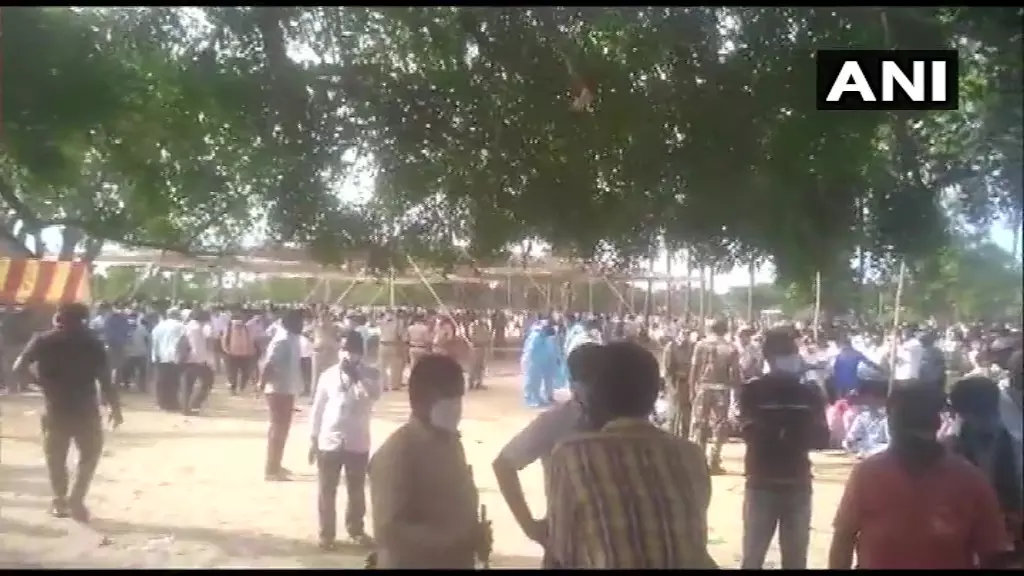 കോവിഡിനെ നേരിടാൻ അത്ഭുതമരുന്ന്; ആന്ധ്രയിൽ ആയുർവേദ ഡോക്ടറുടെ പ്രഖ്യാപനം കേട്ടു തടിച്ചുകൂടിയത് ആയിരങ്ങൾ കോവിഡിനെ നേരിടാൻ അത്ഭുതമരുന്ന്; ആന്ധ്രയിൽ ആയുർവേദ ഡോക്ടറുടെ പ്രഖ്യാപനം കേട്ടു തടിച്ചുകൂടിയത് ആയിരങ്ങൾ