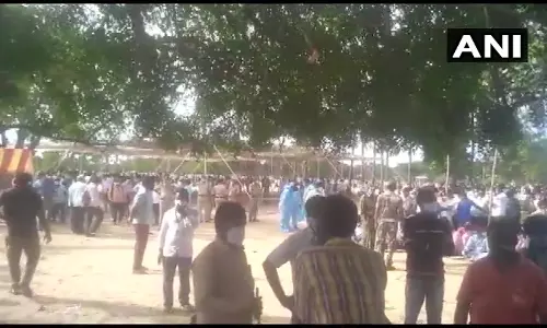 കോവിഡിനെ നേരിടാൻ അത്ഭുതമരുന്ന്; ആന്ധ്രയിൽ ആയുർവേദ ഡോക്ടറുടെ പ്രഖ്യാപനം കേട്ടു തടിച്ചുകൂടിയത് ആയിരങ്ങൾ