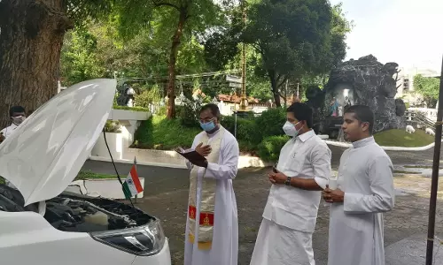 ഔദ്യോഗിക വാഹനം വെഞ്ചിരിച്ച് ജലവിഭവവകുപ്പ് മന്ത്രി റോഷി അഗസ്റ്റിന്‍