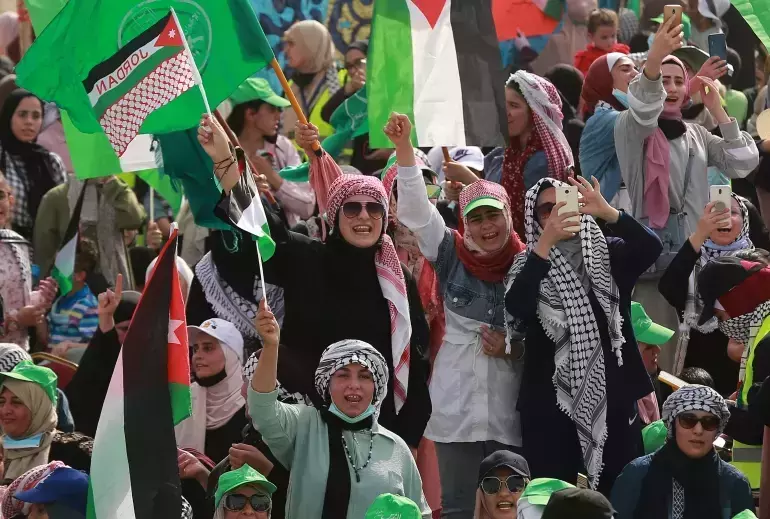 ആഹ്ളാദ പ്രകടനങ്ങളുമായി തെരുവിലിറങ്ങി ഫലസ്തീൻ ജനത