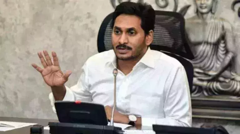 ക്ഷാമത്തിനിടെ സ്വകാര്യ ആശുപത്രികള്‍ക്ക് വാക്സിന്‍ വിതരണം ചെയ്യുന്നത് നിര്‍ത്തണമെന്ന് കേന്ദ്രത്തോട് ജഗന്‍ മോഹന്‍ റെഡ്ഡി