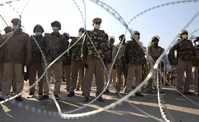 കര്ഷക പ്രക്ഷോഭത്തെ നേരിടാന് 3000 സായുധ പൊലീസിനെ വിന്യസിച്ച് ഹരിയാന സര്ക്കാര് കര്ഷക പ്രക്ഷോഭത്തെ നേരിടാന് 3000 സായുധ പൊലീസിനെ വിന്യസിച്ച് ഹരിയാന സര്ക്കാര്