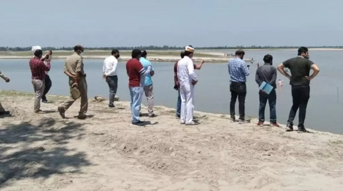 വാക്സിനേഷൻ പേടിച്ച് പുഴയിലേക്ക് എടുത്തുചാടിയത് ഒരു ഗ്രാമം; അമ്പരന്ന് ആരോഗ്യ പ്രവർത്തകർ വാക്സിനേഷൻ പേടിച്ച് പുഴയിലേക്ക് എടുത്തുചാടിയത് ഒരു ഗ്രാമം; അമ്പരന്ന് ആരോഗ്യ പ്രവർത്തകർ