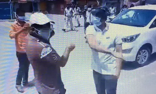 ലോക്ക്ഡൗണ്‍ ലംഘിച്ചെന്നാരോപിച്ച് കളക്ടര്‍ യുവാവിന്റെ കരണത്തടിച്ചു