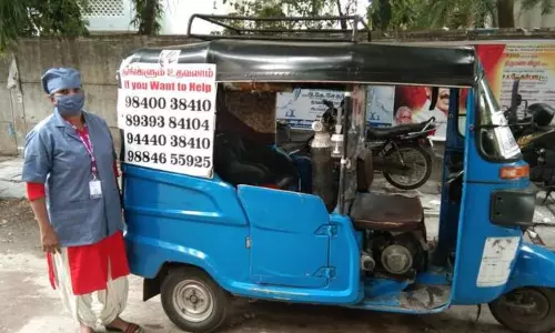 അമ്മയുടെ ഗതി ആര്ക്കും വരരുത്.. ഓക്സിജന് ഓട്ടോയുമായി മകള് അമ്മയുടെ ഗതി ആര്ക്കും വരരുത്.. ഓക്സിജന് ഓട്ടോയുമായി മകള്