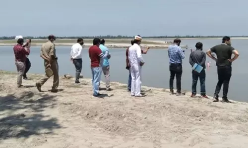 വാക്സിനേഷൻ പേടിച്ച് പുഴയിലേക്ക് എടുത്തുചാടിയത് ഒരു ഗ്രാമം; അമ്പരന്ന് ആരോഗ്യ പ്രവർത്തകർ വാക്സിനേഷൻ പേടിച്ച് പുഴയിലേക്ക് എടുത്തുചാടിയത് ഒരു ഗ്രാമം; അമ്പരന്ന് ആരോഗ്യ പ്രവർത്തകർ