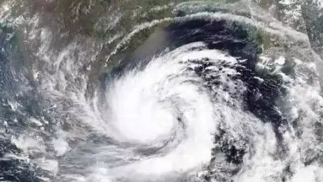 യാസ് ചുഴലിക്കാറ്റ് തീരത്തോട് അടുക്കുന്നു; ജാഗ്രത ശക്തിപ്പെടുത്തി സര്ക്കാരുകള് യാസ് ചുഴലിക്കാറ്റ് തീരത്തോട് അടുക്കുന്നു; ജാഗ്രത ശക്തിപ്പെടുത്തി സര്ക്കാരുകള്