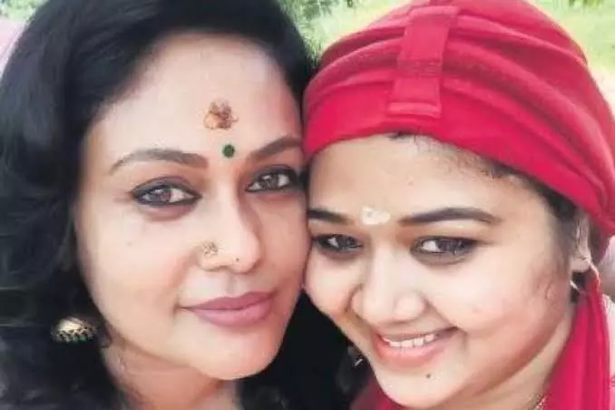 ട്യൂമറിനൊപ്പം ശരണ്യയ്ക്ക് ഇടിത്തീ പോലെ കോവിഡും: കരുതലും പ്രാര്ത്ഥനയും വേണമെന്ന് അഭ്യര്ത്ഥിച്ച് സീമ ട്യൂമറിനൊപ്പം ശരണ്യയ്ക്ക് ഇടിത്തീ പോലെ കോവിഡും: കരുതലും പ്രാര്ത്ഥനയും വേണമെന്ന് അഭ്യര്ത്ഥിച്ച് സീമ