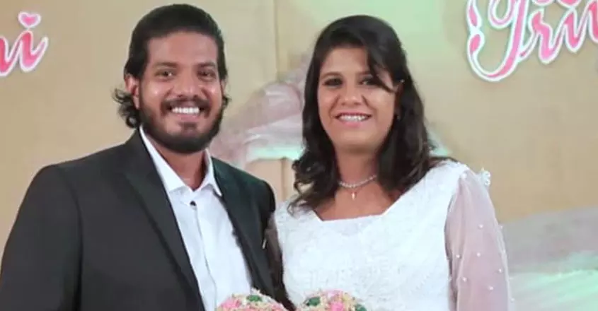 ആത്മഹത്യക്ക് തൊട്ടുമുമ്പ് ഫോണില് പ്രിയങ്കയെ ഉണ്ണി ഭീഷണിപ്പെടുത്തിയെന്ന് സൂചന ആത്മഹത്യക്ക് തൊട്ടുമുമ്പ് ഫോണില് പ്രിയങ്കയെ ഉണ്ണി ഭീഷണിപ്പെടുത്തിയെന്ന് സൂചന