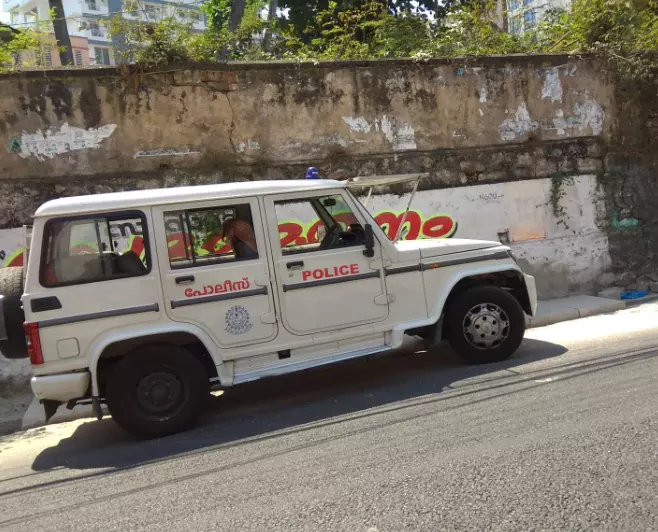 മലപ്പുറത്ത് ട്രിപ്പിള് ലോക്ഡൗണിനിടെ മാംസം വാങ്ങാനെത്തിയ യുവാവിന് പൊലീസിന്റെ ക്രൂരമര്ദ്ദനം മലപ്പുറത്ത് ട്രിപ്പിള് ലോക്ഡൗണിനിടെ മാംസം വാങ്ങാനെത്തിയ യുവാവിന് പൊലീസിന്റെ ക്രൂരമര്ദ്ദനം