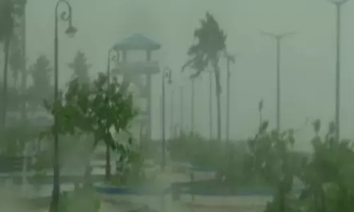 യാസ് ഇന്ന് തീരം തൊടും: കനത്ത കാറ്റിലും മഴയിലും രണ്ട് മരണം