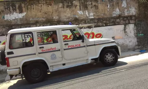 മലപ്പുറത്ത് ട്രിപ്പിള് ലോക്ഡൗണിനിടെ മാംസം വാങ്ങാനെത്തിയ യുവാവിന് പൊലീസിന്റെ ക്രൂരമര്ദ്ദനം മലപ്പുറത്ത് ട്രിപ്പിള് ലോക്ഡൗണിനിടെ മാംസം വാങ്ങാനെത്തിയ യുവാവിന് പൊലീസിന്റെ ക്രൂരമര്ദ്ദനം