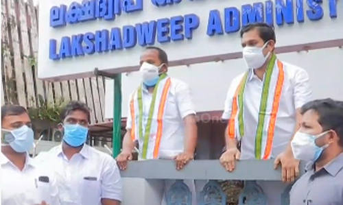 ലക്ഷദ്വീപ് അഡ്മിനിസ്ട്രേറ്ററെ തിരിച്ചുവിളിക്കണം; കൊച്ചിയില്‍ എം.പിമാരുടെ പ്രതിഷേധം