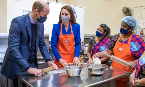 ചപ്പാത്തി പരത്തി വില്യം രാജകുമാരനും കെയ്റ്റ് മിഡിൽടണും; രാജദമ്പതികളുടെ വിഡിയോ വൈറൽ ചപ്പാത്തി പരത്തി വില്യം രാജകുമാരനും കെയ്റ്റ് മിഡിൽടണും; രാജദമ്പതികളുടെ വിഡിയോ വൈറൽ