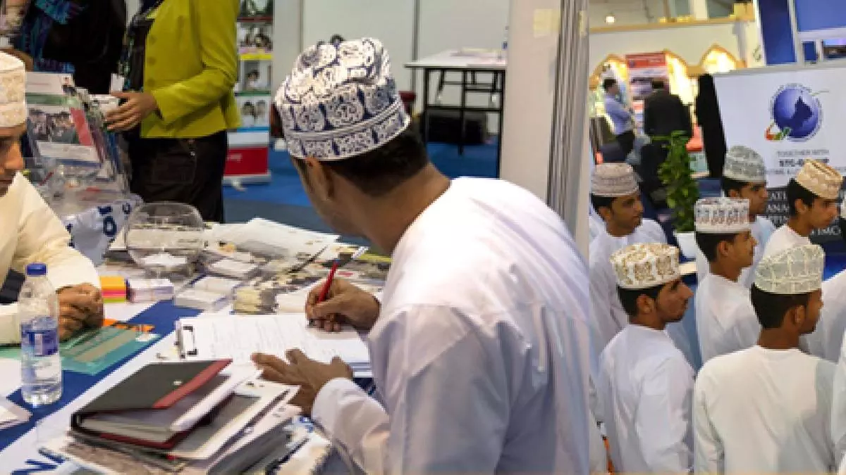 ഒമാൻ പൗരന്മാർക്ക് ഈ വർഷം 32,000 തൊഴിൽ നിയമനങ്ങൾ നൽകുന്നതിന് ഉത്തരവ് ഒമാൻ പൗരന്മാർക്ക് ഈ വർഷം 32,000 തൊഴിൽ നിയമനങ്ങൾ നൽകുന്നതിന് ഉത്തരവ്