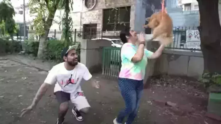 ഹൈഡ്രജന് ബലൂണ് ഉപയോഗിച്ച് വളര്ത്തുനായയെ പറപ്പിക്കാന് ശ്രമം; ഡല്ഹി യു ട്യൂബര് അറസ്റ്റില് ഹൈഡ്രജന് ബലൂണ് ഉപയോഗിച്ച് വളര്ത്തുനായയെ പറപ്പിക്കാന് ശ്രമം; ഡല്ഹി യു ട്യൂബര് അറസ്റ്റില്