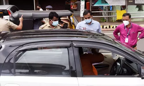 മലപ്പുറത്തെ ടെസ്റ്റ് പോസിറ്റിവിറ്റി കുറയ്ക്കാന് പൊലീസിന്റെ എണ്ണം കൂട്ടിയിട്ട് കാര്യമുണ്ടോ? മലപ്പുറത്തെ ടെസ്റ്റ് പോസിറ്റിവിറ്റി കുറയ്ക്കാന് പൊലീസിന്റെ എണ്ണം കൂട്ടിയിട്ട് കാര്യമുണ്ടോ?