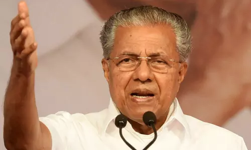 വാക്സിനെടുത്താല് മരിക്കുമെന്നത് വ്യാജവാര്ത്ത; കുപ്രചരണങ്ങളില് വീഴരുതെന്ന് മുഖ്യമന്ത്രി വാക്സിനെടുത്താല് മരിക്കുമെന്നത് വ്യാജവാര്ത്ത; കുപ്രചരണങ്ങളില് വീഴരുതെന്ന് മുഖ്യമന്ത്രി