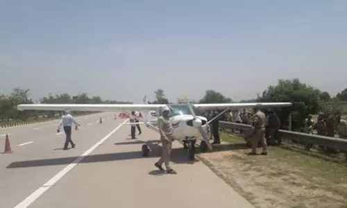 യമുന എക്‌സ്പ്രസ്‌വേയിൽ പരിശീലന വിമാനം അടിയന്തരമായി ഇടിച്ചിറക്കി