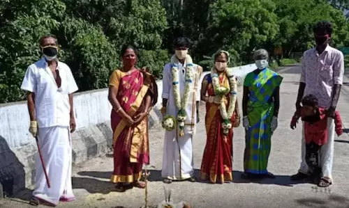 അതിർത്തി കടക്കാൻ നിയന്ത്രണം; കതിർമണ്ഡപമായി കേരള-തമിഴ്നാട് അതിർത്തിയിലെ ചിന്നാർ പാലം അതിർത്തി കടക്കാൻ നിയന്ത്രണം; കതിർമണ്ഡപമായി കേരള-തമിഴ്നാട് അതിർത്തിയിലെ ചിന്നാർ പാലം