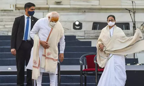 യാസ് ചുഴലിക്കാറ്റ്: മോദിയുമായി മമത ബാനര്‍ജി കൂടിക്കാഴ്ച നടത്തി; റിവ്യൂ മീറ്റിങ്ങിന് നില്‍ക്കാതെ മടങ്ങി