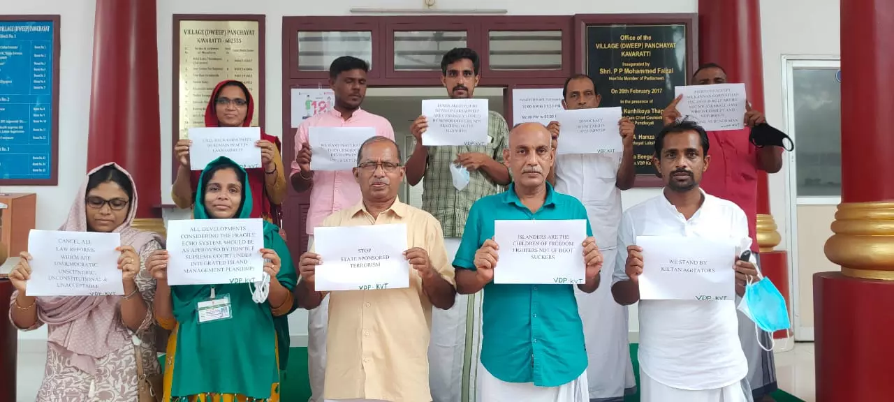 അഡ്മിനിസ്ട്രേറ്റർക്കും കലക്ടർക്കുമെതിരെ പ്രമേയം കവരത്തി പാസാക്കി ദ്വീപ് പഞ്ചായത്ത് അഡ്മിനിസ്ട്രേറ്റർക്കും കലക്ടർക്കുമെതിരെ പ്രമേയം കവരത്തി പാസാക്കി ദ്വീപ് പഞ്ചായത്ത്