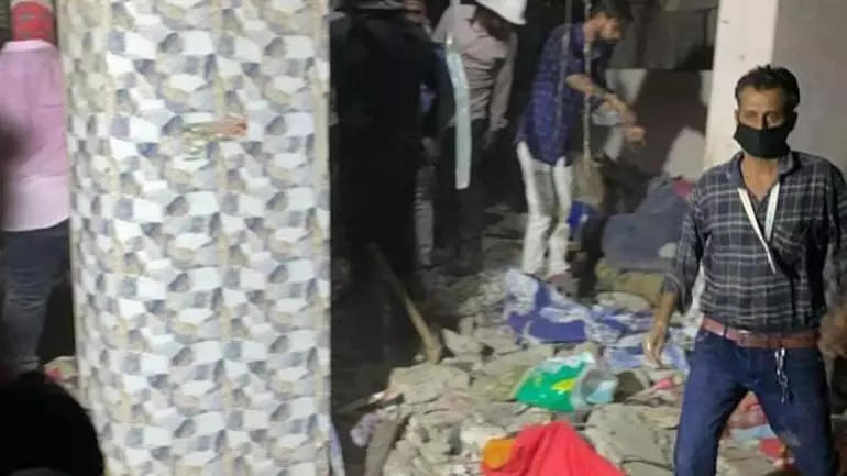 മഹാരാഷ്ട്രയില് കെട്ടിടത്തിന്റെ സ്ലാബ് തകര്ന്ന് 7 മരണം മഹാരാഷ്ട്രയില് കെട്ടിടത്തിന്റെ സ്ലാബ് തകര്ന്ന് 7 മരണം