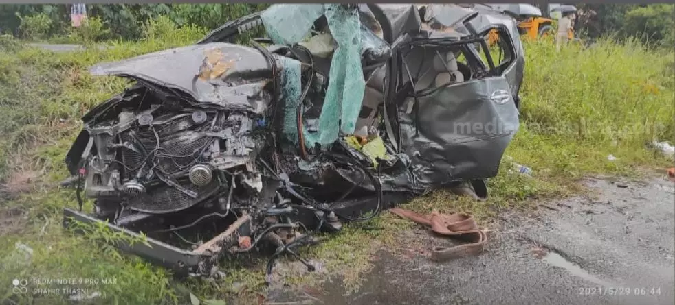 കായംകുളത്ത് ലോറിയും കാറും കൂട്ടിയിടിച്ച് നാല് മരണം കായംകുളത്ത് ലോറിയും കാറും കൂട്ടിയിടിച്ച് നാല് മരണം