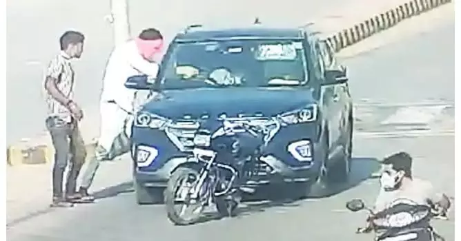 കാറില്‍ സഞ്ചരിച്ച ഡോക്ടര്‍ ദമ്പതിമാരെ നടുറോഡില്‍ വെടിവെച്ചു കൊന്നു