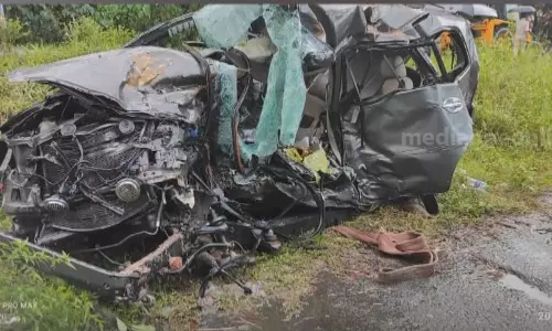 കായംകുളത്ത് ലോറിയും കാറും കൂട്ടിയിടിച്ച് നാല് മരണം