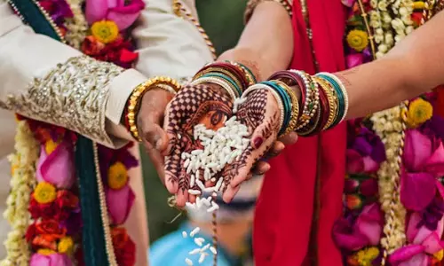 കോവിഡ് മാനദണ്ഡങ്ങള് കാറ്റില് പറത്തി വിവാഹ പാര്ട്ടി; വധൂവരന്മാരുള്പ്പെടെ 100 പേര്ക്ക് കോവിഡ്, 4 മരണം കോവിഡ് മാനദണ്ഡങ്ങള് കാറ്റില് പറത്തി വിവാഹ പാര്ട്ടി; വധൂവരന്മാരുള്പ്പെടെ 100 പേര്ക്ക് കോവിഡ്, 4 മരണം