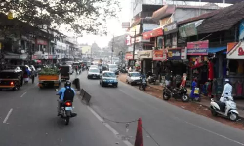 മലപ്പുറത്തെ ട്രിപ്പിൾ ലോക്ഡൗൺ ഒഴിവാക്കി മലപ്പുറത്തെ ട്രിപ്പിൾ ലോക്ഡൗൺ ഒഴിവാക്കി