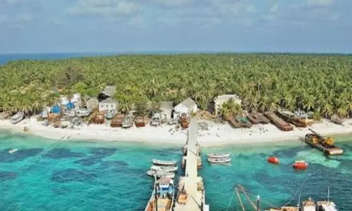 ലക്ഷദ്വീപിലേക്ക് യാത്രാ നിയന്ത്രണം; ദ്വീപില്‍ ഇന്‍റര്‍നെറ്റ് വിച്ഛേദിച്ചേക്കും