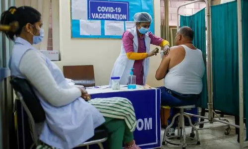 സംസ്ഥാനങ്ങള്‍ക്ക് വാക്സിനില്ല, സ്വകാര്യ ആശുപത്രികള്‍ക്ക് എങ്ങനെ ലഭിക്കുന്നു? കേന്ദ്രത്തിനെതിരെ ഡല്‍ഹി സര്‍ക്കാര്‍