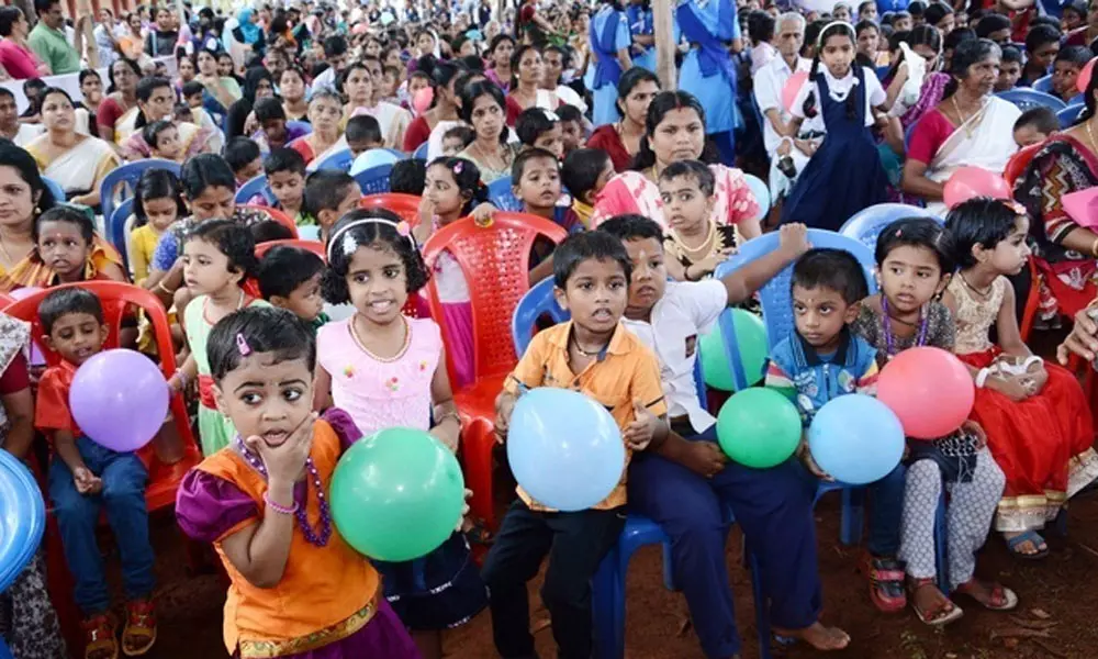 മുഖ്യമന്ത്രിയുടെ സന്ദേശം സ്‌കൂൾ വിദ്യാർഥികൾക്ക് നേരിട്ടെത്തിക്കണമെന്ന ഉത്തരവിനെതിരെ അധ്യാപക സംഘടനകൾ