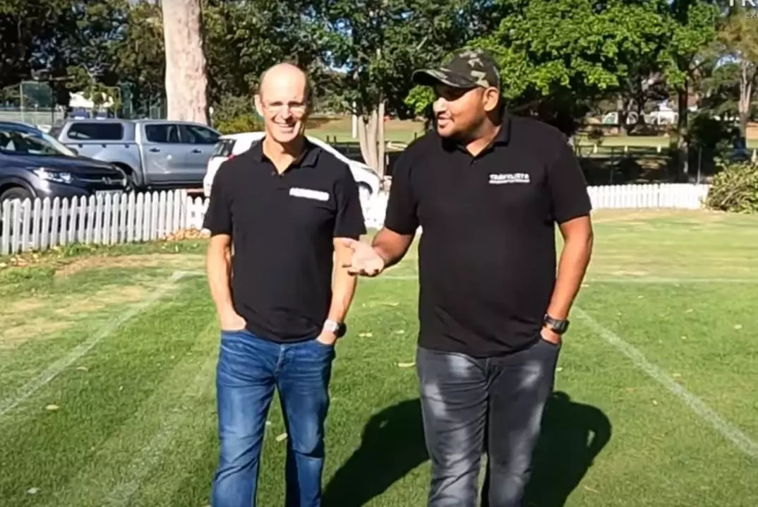 ദക്ഷിണാഫ്രിക്കൻ ക്രിക്കറ്റ് ഇതിഹാസം ഗാരി കിർസ്റ്റനെ കൈയോടെ പിടികൂടി മലയാളി വ്ളോഗർ ദക്ഷിണാഫ്രിക്കൻ ക്രിക്കറ്റ് ഇതിഹാസം ഗാരി കിർസ്റ്റനെ കൈയോടെ പിടികൂടി മലയാളി വ്ളോഗർ