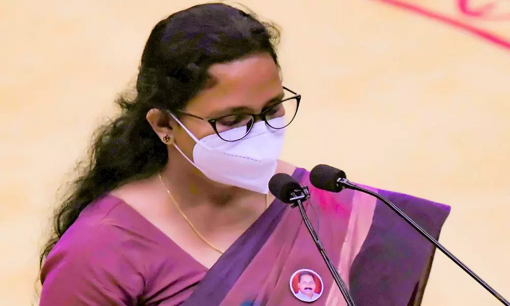 ടി.പിയുടെ ചിത്രമുള്ള ബാഡ്ജ് ധരിച്ചതിന് കെ.കെ. രമയ്ക്കെതിരേ നടപടിയുണ്ടാകില്ല ടി.പിയുടെ ചിത്രമുള്ള ബാഡ്ജ് ധരിച്ചതിന് കെ.കെ. രമയ്ക്കെതിരേ നടപടിയുണ്ടാകില്ല