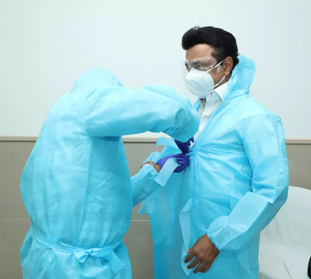 പി.പി.ഇ കിറ്റണിഞ്ഞ് കോവിഡ് വാർഡ് സന്ദർശിച്ച് സ്റ്റാലിൻ പി.പി.ഇ കിറ്റണിഞ്ഞ് കോവിഡ് വാർഡ് സന്ദർശിച്ച് സ്റ്റാലിൻ